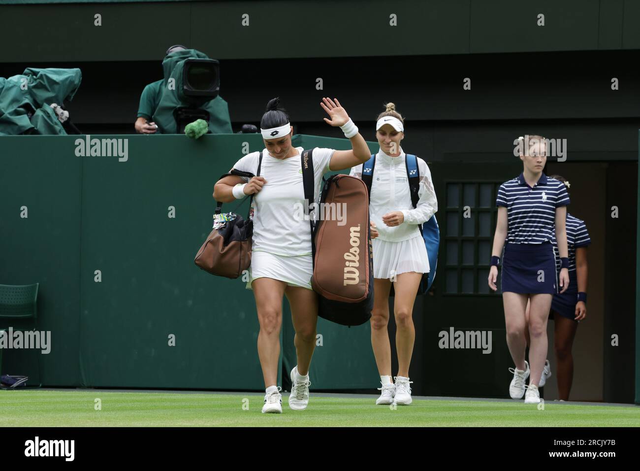 Londres, Royaume-Uni. 15 juillet 2023. 15 juillet 2023 ; All England Lawn tennis and Croquet Club, Londres, Angleterre : Tournoi de tennis de Wimbledon ; Match final des femmes, Marketa Vondrousova et ONS Jabeur arrivent sur le court central crédit : action plus Sports Images/Alamy Live News Banque D'Images