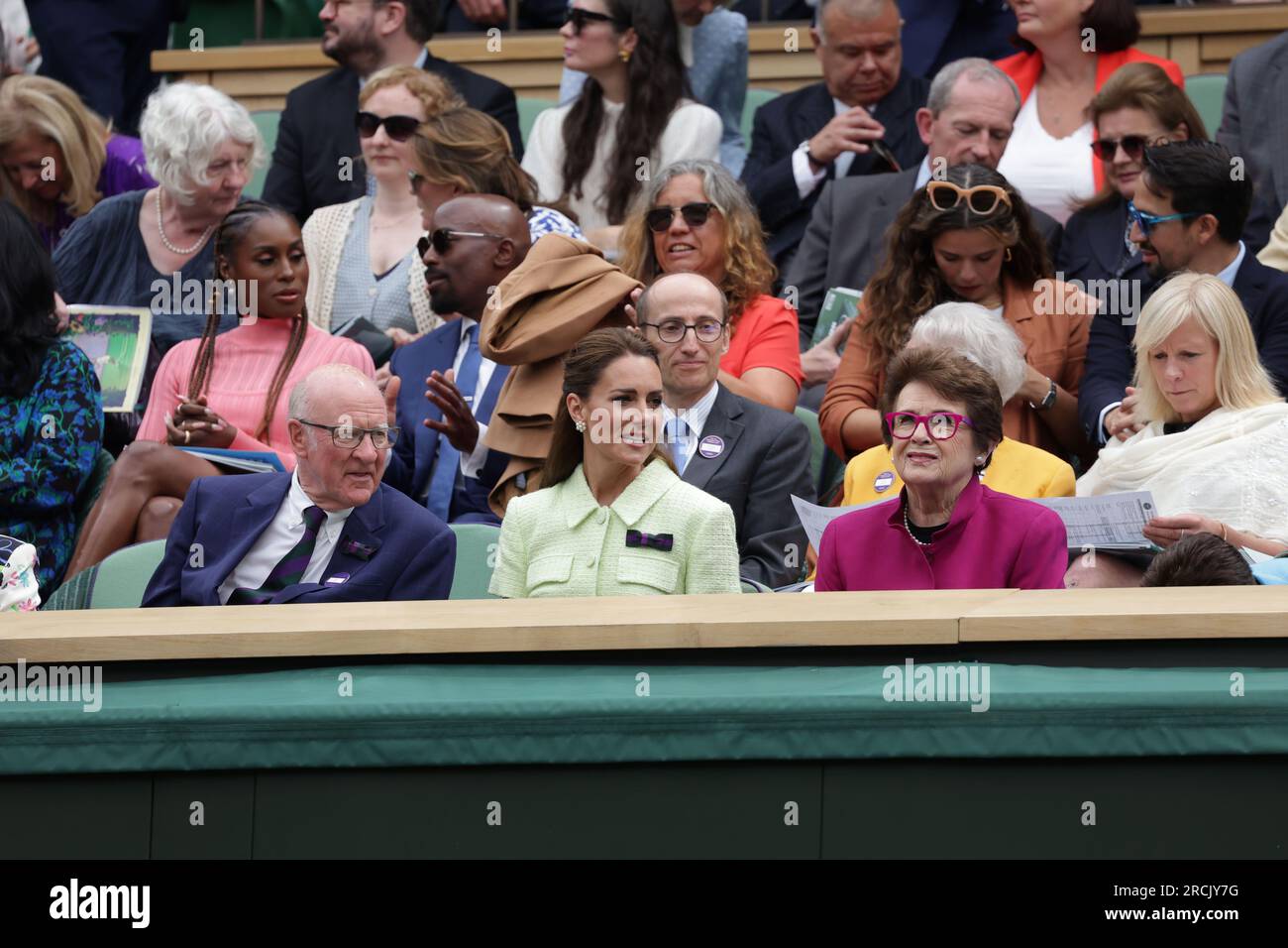 Londres, Royaume-Uni. 15 juillet 2023. 15 juillet 2023 ; All England Lawn tennis and Croquet Club, Londres, Angleterre : Tournoi de tennis de Wimbledon ; Match final des femmes simples, Marketa Vondrousova contre ONS Jabeur sur le court central alors que SAR la Princesse de Galles parle à Billie Jean King crédit : action plus Sports Images/Alamy Live News Banque D'Images