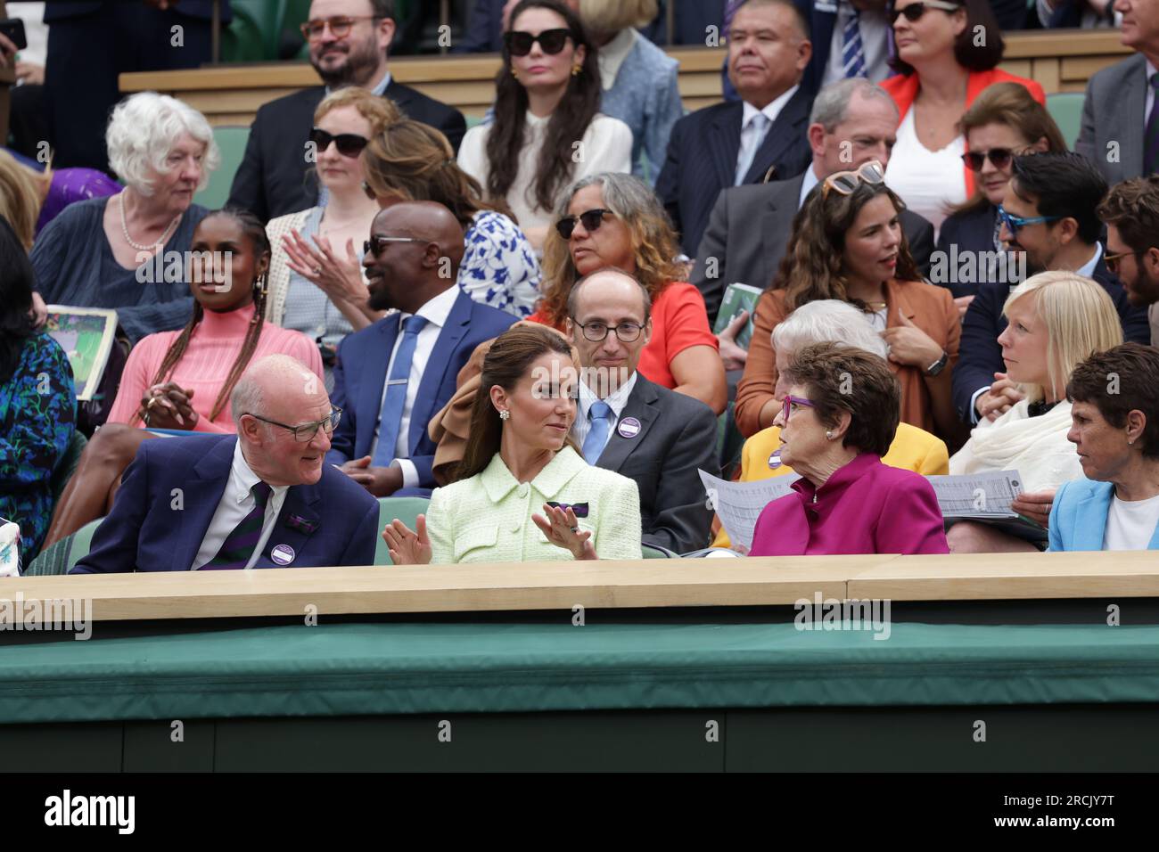 Londres, Royaume-Uni. 15 juillet 2023. 15 juillet 2023 ; All England Lawn tennis and Croquet Club, Londres, Angleterre : Tournoi de tennis de Wimbledon ; Match final des femmes simples, Marketa Vondrousova contre ONS Jabeur sur le court central alors que SAR la Princesse de Galles parle à Billie Jean King crédit : action plus Sports Images/Alamy Live News Banque D'Images