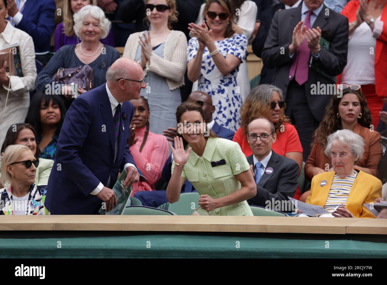 Londres, Royaume-Uni. 15 juillet 2023. 15 juillet 2023 ; All England Lawn tennis and Croquet Club, Londres, Angleterre : Tournoi de tennis de Wimbledon ; Match final des femmes simples, Marketa Vondrousova contre ONS Jabeur sur le court central alors que SAR la Princesse de Galles fait signe à un ami crédit : action plus Sports Images/Alamy Live News Banque D'Images