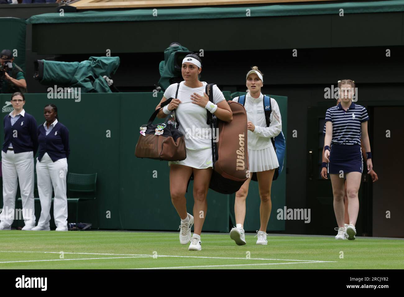 Londres, Royaume-Uni. 15 juillet 2023. 15 juillet 2023 ; All England Lawn tennis and Croquet Club, Londres, Angleterre : Tournoi de tennis de Wimbledon ; Match final des femmes, Marketa Vondrousova et ONS Jabeur arrivent sur le court central crédit : action plus Sports Images/Alamy Live News Banque D'Images