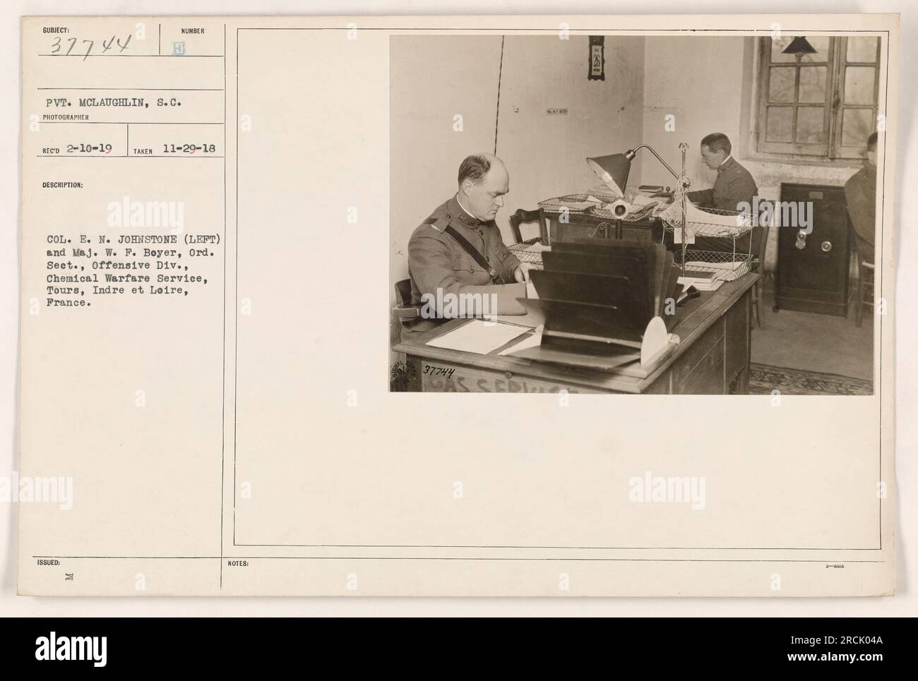 Le colonel E. N. Johnstone (à gauche) et le major W. F. Boyer du Chemical Warfare Service, Division Offensi, lors d'une tournée à Tours, Indre et Loire, France. Photographie prise le 29 novembre 1918. Image numéro 37744. Source : photographies des activités militaires américaines pendant la première Guerre mondiale. Banque D'Images