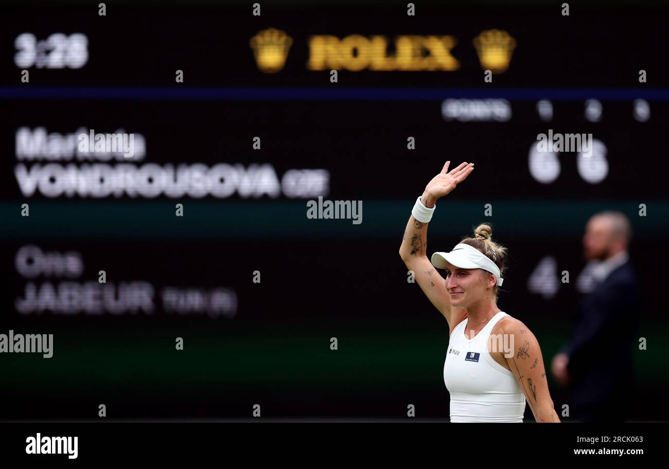 Marketa Vondrousova célèbre avoir remporté la finale du simple féminin après avoir remporté la victoire contre ONS Jabeur le 13e jour des Championnats de Wimbledon 2023 au All England Lawn tennis and Croquet Club à Wimbledon. Date de la photo : Samedi 15 juillet 2023. Banque D'Images