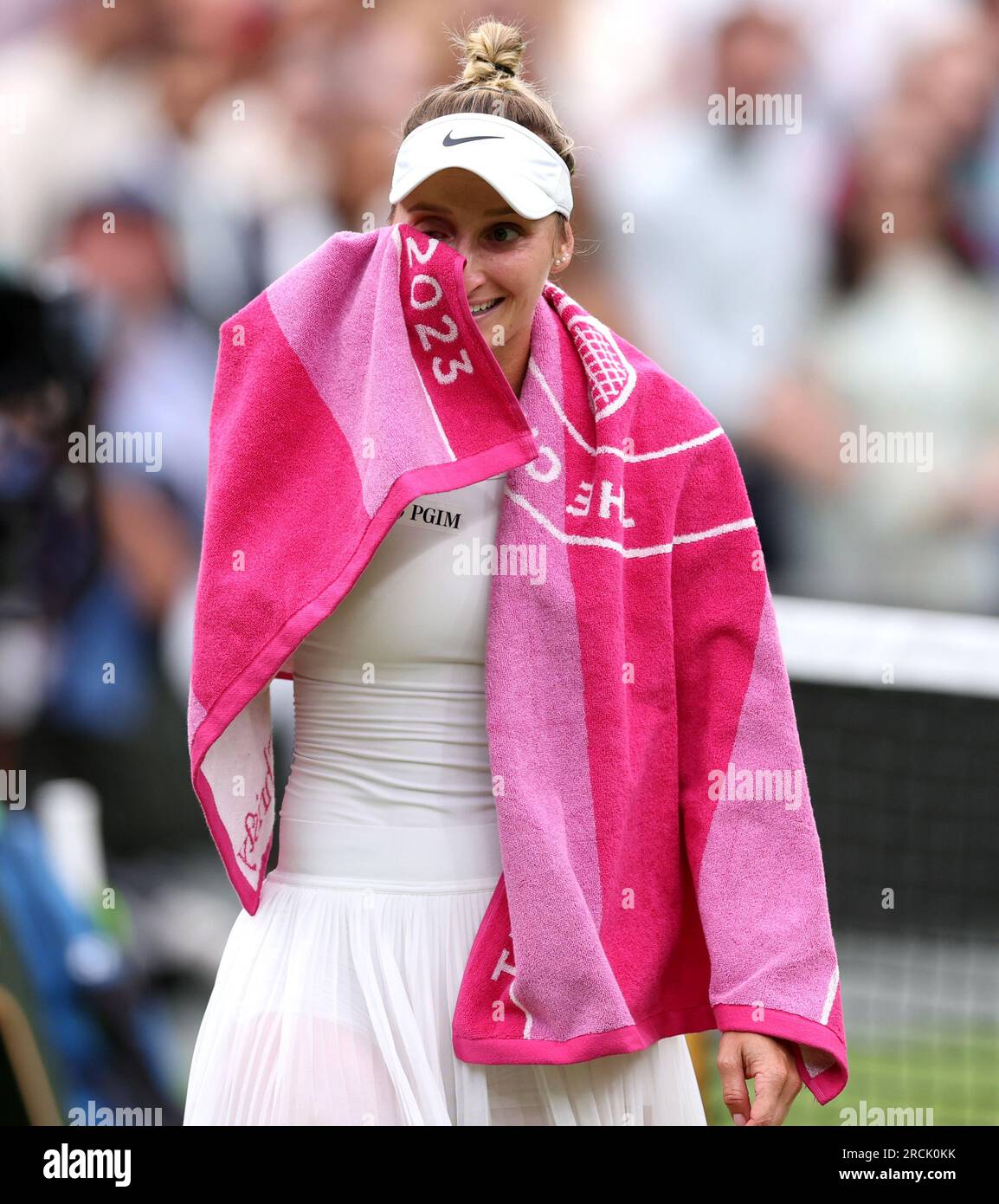 Marketa Vondrousova célèbre avoir remporté la finale du simple féminin après avoir remporté la victoire contre ONS Jabeur le 13e jour des Championnats de Wimbledon 2023 au All England Lawn tennis and Croquet Club à Wimbledon. Date de la photo : Samedi 15 juillet 2023. Banque D'Images