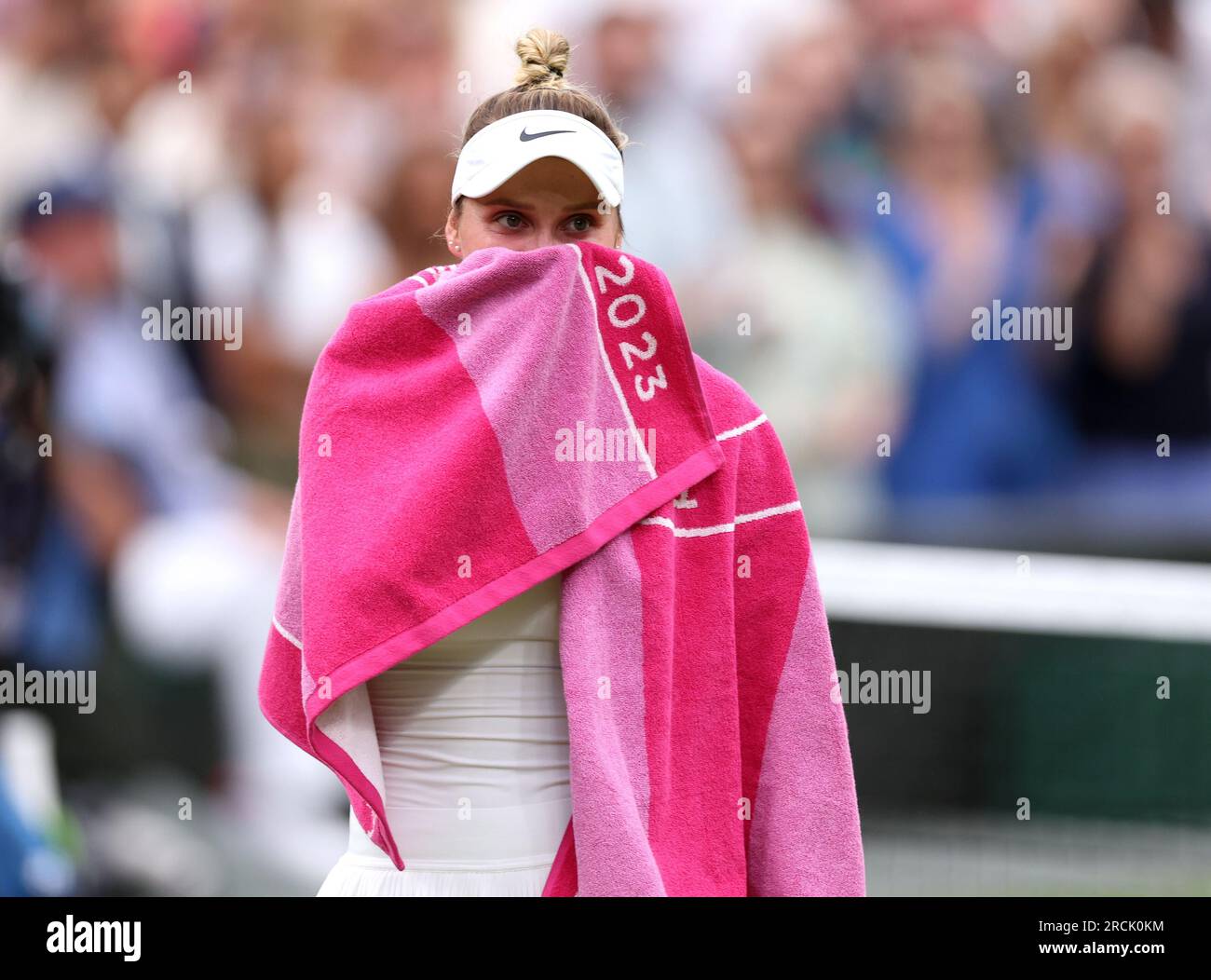 Marketa Vondrousova célèbre avoir remporté la finale du simple féminin après avoir remporté la victoire contre ONS Jabeur le 13e jour des Championnats de Wimbledon 2023 au All England Lawn tennis and Croquet Club à Wimbledon. Date de la photo : Samedi 15 juillet 2023. Banque D'Images