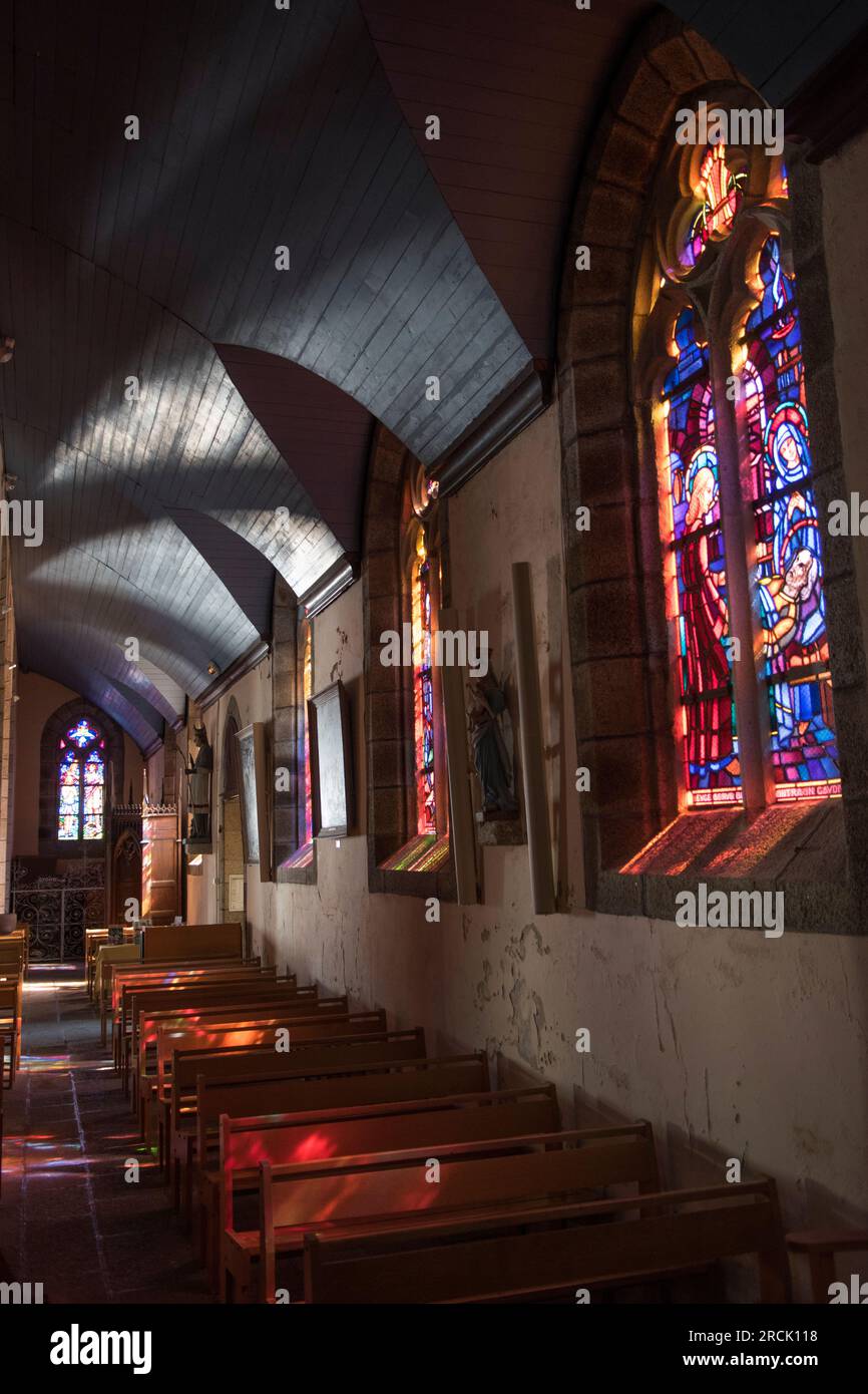 Pont Aven, Bretagne, France 6 juillet 2023. Vitraux intérieurs de l'église Saint-Joseph. HOMER SYKES des années 2020 Banque D'Images