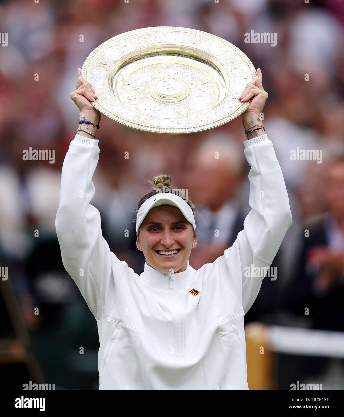 Marketa Vondrousova célèbre avec le plat venus Rosewater après la victoire contre ONS Jabeur lors de la finale en simple féminine le 13e jour des Championnats de Wimbledon 2023 au All England Lawn tennis and Croquet Club à Wimbledon. Date de la photo : Samedi 15 juillet 2023. Banque D'Images
