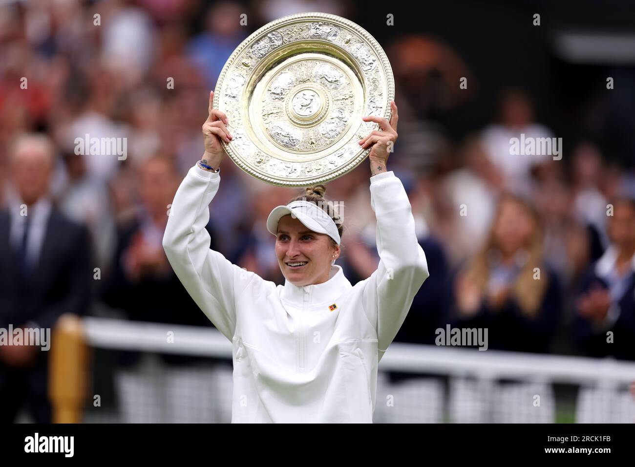 Marketa Vondrousova célèbre avec le plat venus Rosewater après la victoire contre ONS Jabeur lors de la finale en simple féminine le 13e jour des Championnats de Wimbledon 2023 au All England Lawn tennis and Croquet Club à Wimbledon. Date de la photo : Samedi 15 juillet 2023. Banque D'Images