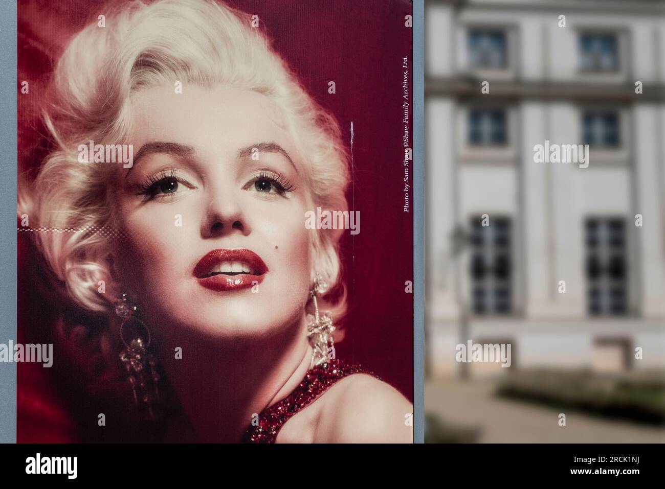 Photographie rapprochée de Marilyn Monroe, célèbre blonde et belle actrice. Affiche lors d'une exposition photographique. Banque D'Images
