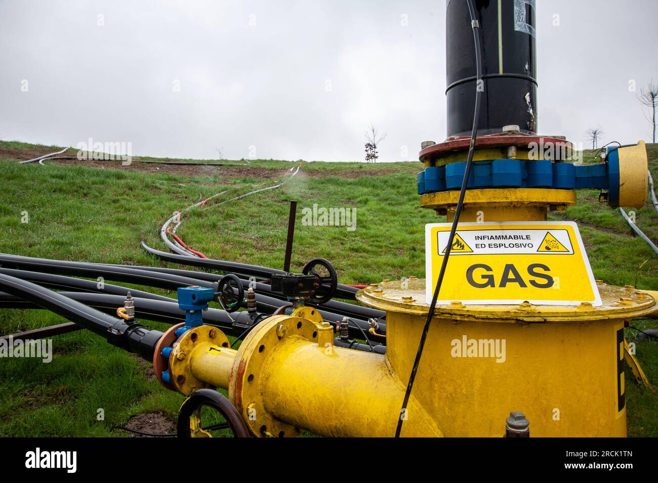 Tuyaux de production et de distribution de gaz. Gazoduc et gazoduc de méthane en panorama. Banque D'Images