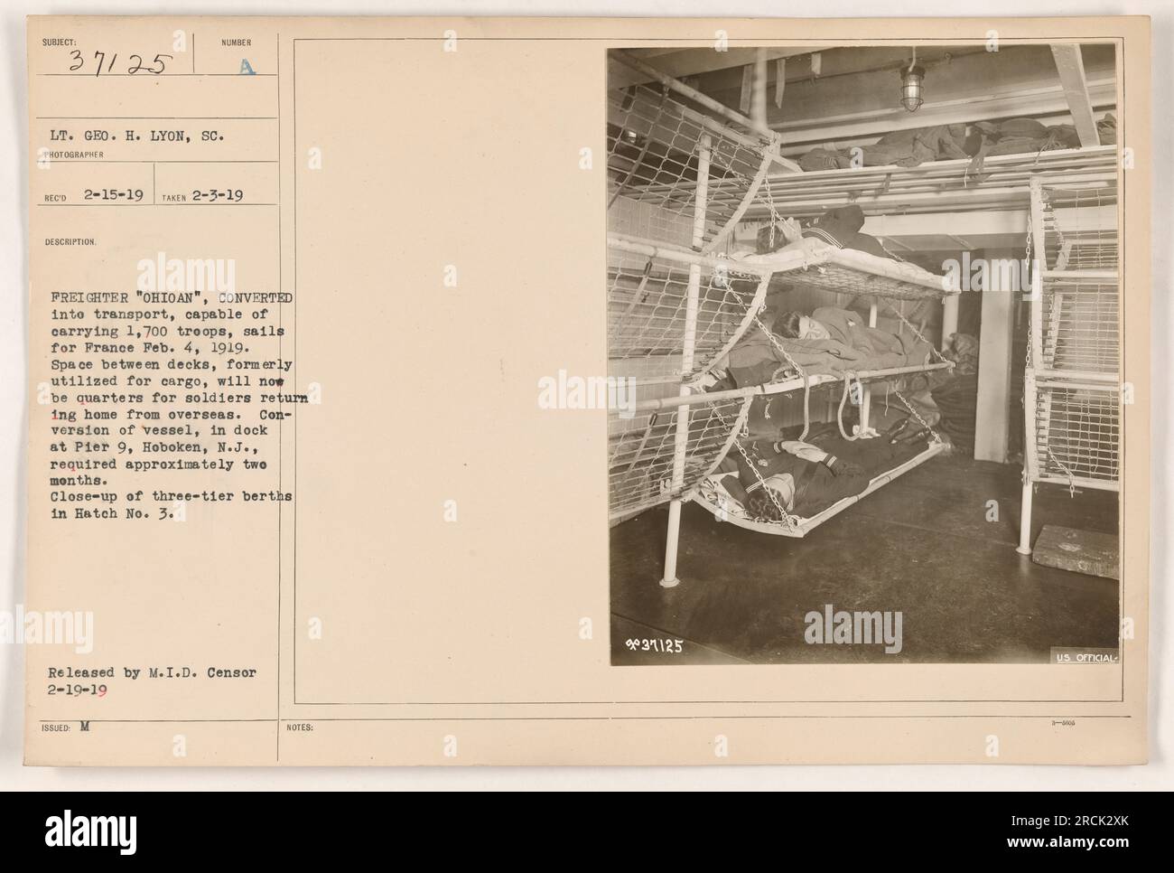 Gros plan des couchettes à trois niveaux dans la trappe n° 3 du cargo converti 'Ohioann' dans le quai du quai 9, Hoboken, New Jersey Le cargo a été transformé en un moyen de transport capable de transporter 1 700 soldats à leur retour d'outre-mer. Photographie prise le 3 février 1919 et publiée par le M.I.D. Censurer le 19 février 1919. Banque D'Images