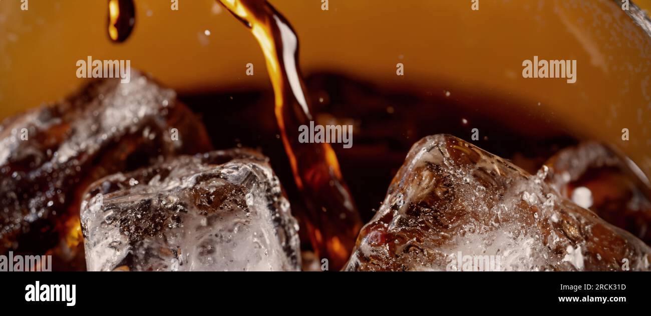 Éclaboussures de Cola et de glace. Soda de Cola et de glace éclaboussant ou flottant jusqu'au sommet de la surface. Gros plan de glace dans de l'eau de cola. Texture du carbonate d Banque D'Images