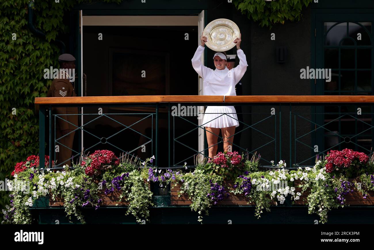 Marketa Vondrousova célèbre avec le plat venus Rosewater après avoir remporté la victoire sur ONS Jabeur lors de la finale en simple féminine le 13e jour des Championnats de Wimbledon 2023 au All England Lawn tennis and Croquet Club à Wimbledon. Date de la photo : Samedi 15 juillet 2023. Banque D'Images