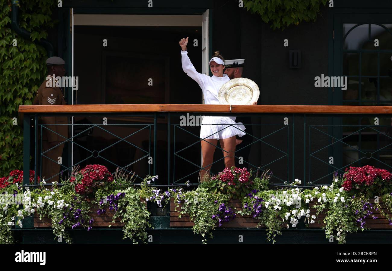 Marketa Vondrousova célèbre avec le plat venus Rosewater après avoir remporté la victoire sur ONS Jabeur lors de la finale en simple féminine le 13e jour des Championnats de Wimbledon 2023 au All England Lawn tennis and Croquet Club à Wimbledon. Date de la photo : Samedi 15 juillet 2023. Banque D'Images