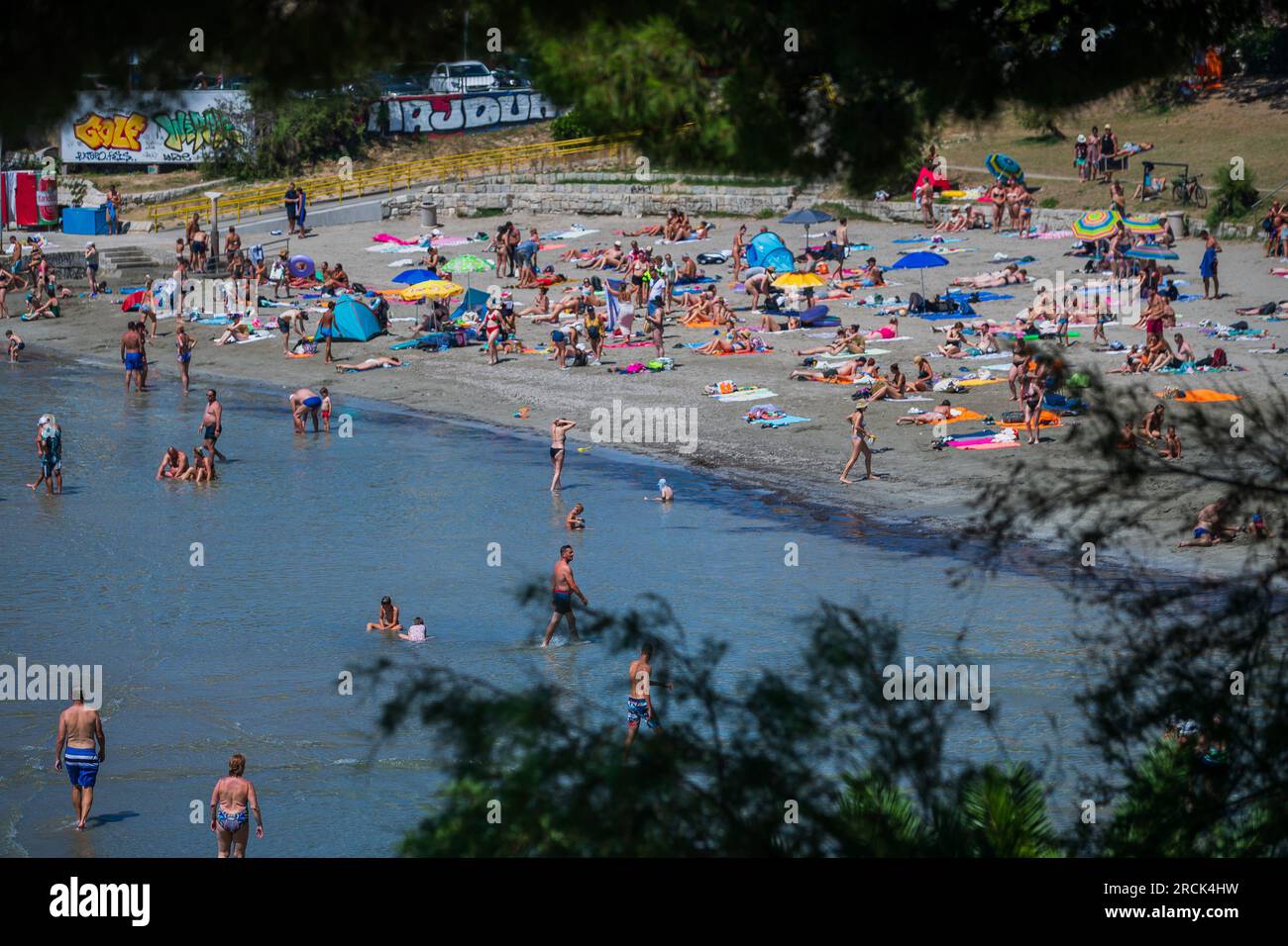 Split, Croatie. 15 juillet 2023. Foule sur la plage populaire Bacvice, à Split, Croatie, le 15 juillet 2023. Photo : Zvonimir Barisin/PIXSELL crédit : Pixsell/Alamy Live News Banque D'Images