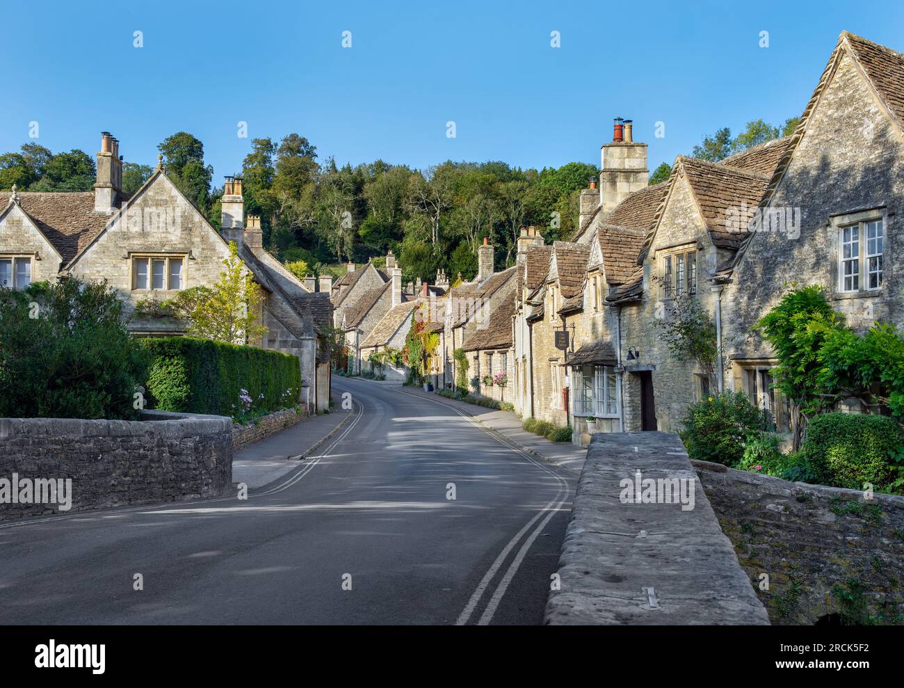 Le village pittoresque de Castle Combe dans les Cotswolds, Angleterre à la fin de l'été. Banque D'Images