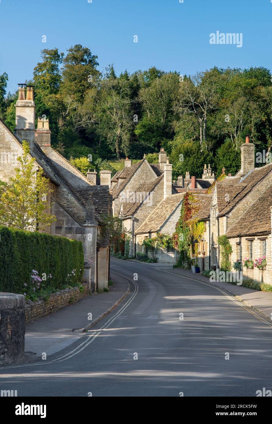 Le village pittoresque de Castle Combe dans les Cotswolds, Angleterre à la fin de l'été. Banque D'Images