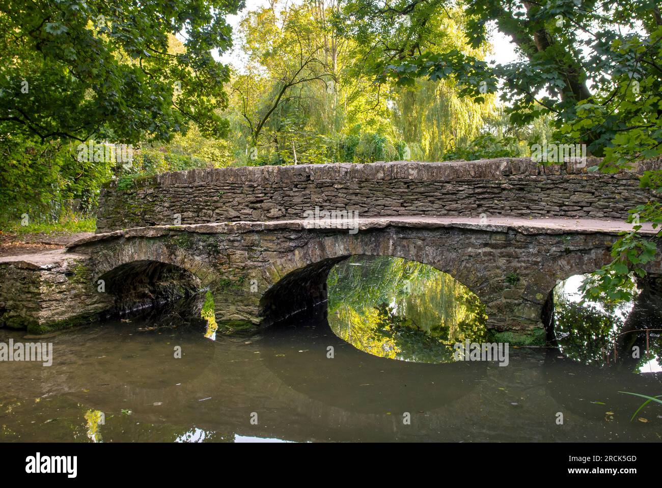 Bybrook River and Bridge dans le village pittoresque de Castle Combe dans les Cotswolds, en Angleterre à la fin de l'été. Banque D'Images