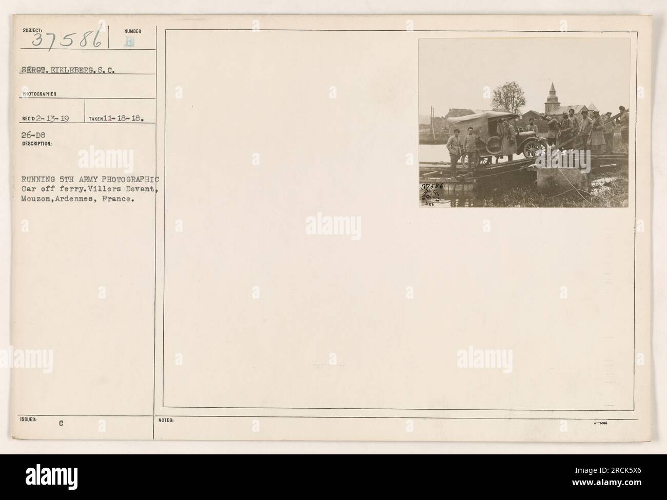 Le sergent Eikleberg, photographe, a capturé cette image (111-SC-37586) le 18 novembre 1918, à Villers devant, Mouzon, Ardennes, France. La photo montre une voiture en train d'être transportée hors d'un ferry, probablement dans le cadre des opérations de l'unité photographique de la 5e Armée. Ces détails ont été documentés le 13 février 1919, à côté du numéro de description H E C. (remarque : la dernière phrase semble incomplète ou fragmentée dans l'invite donnée.) Banque D'Images