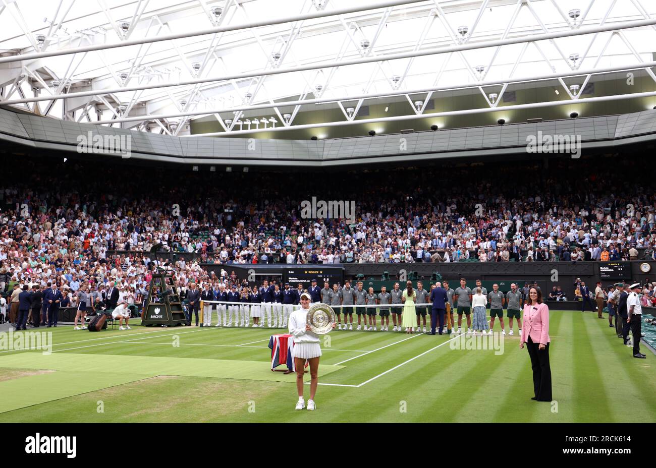 Marketa Vondrousova célèbre avec le plat venus Rosewater après la victoire contre ONS Jabeur lors de la finale en simple féminine le 13e jour des Championnats de Wimbledon 2023 au All England Lawn tennis and Croquet Club à Wimbledon. Date de la photo : Samedi 15 juillet 2023. Banque D'Images