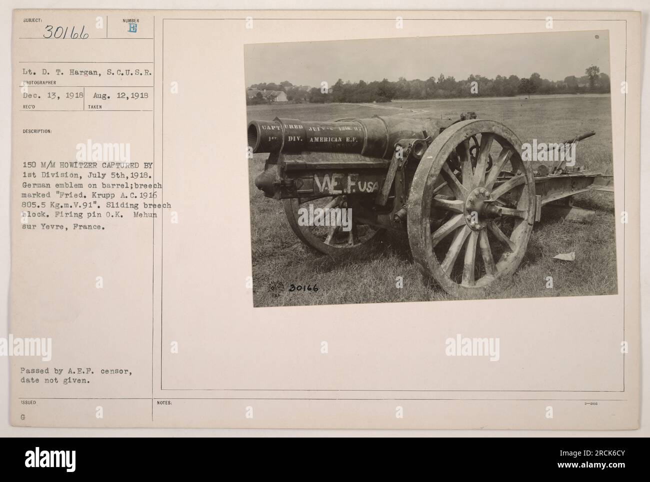 Un obusier de 150 mm capturé par la 1st Division le 5 juillet 1918 est visible sur cette photographie. Il affiche un emblème allemand sur le canon et est marqué «pried. Krupp A.C. 1916 805,5 kg.M.V.91' sur la culasse. Le bloc de culasse coulissant et le percuteur sont en bon état. L'emplacement de cet obusier est à Mehun sur Yevre, France. La photographie a été reçue et prise entre le 13 décembre 1918 et le 12 août 1919. Il a été passé par le censeur de l'A.E.F. et a reçu le numéro d'identification 30166. Banque D'Images