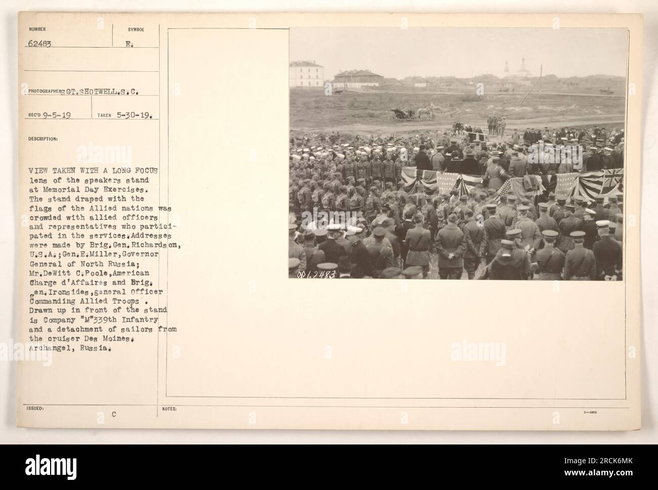 Stand des orateurs aux exercices du Memorial Day, bondé d'officiers et de représentants alliés, drapé de drapeaux des nations alliées. Haut-parleurs inclus Brig. Général Richards, général E. Miller, gouverneur général de la Russie du Nord, M. DeWitt C. Poole, charge d'Affaires américaine, et brigadier. Général Ironsides. La compagnie 'M' 339th Infantry et les marins du croiseur des Moines sont également présents. Photographie prise le 30 mai 1919, avec un objectif à focale longue. Banque D'Images