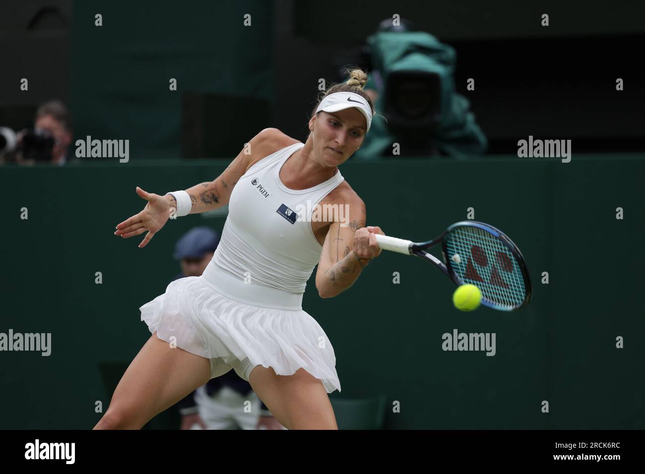 15 juillet 2023 ; All England Lawn tennis and Croquet Club, Londres, Angleterre : tournoi de tennis de Wimbledon ; finale en simple match des femmes, Marketa Vondrousova contre ONS Jabeur sur le court central; Banque D'Images