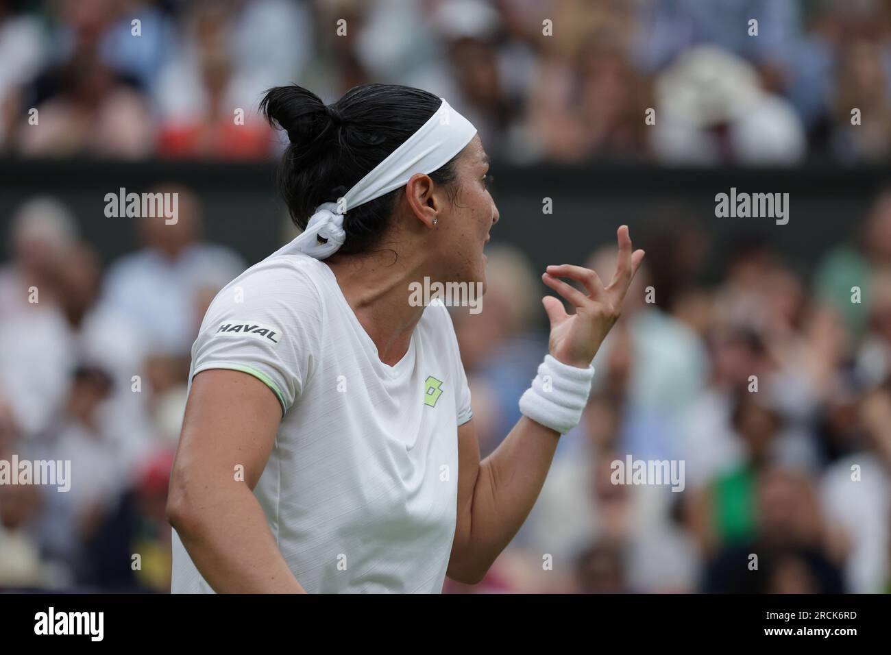 15 juillet 2023 ; All England Lawn tennis and Croquet Club, Londres, Angleterre : Tournoi de tennis de Wimbledon ; Match de finale en simple féminin, Marketa Vondrousova contre ONS Jabeur sur le court central ; ONS Jabeur gestes à ses entraîneurs Banque D'Images