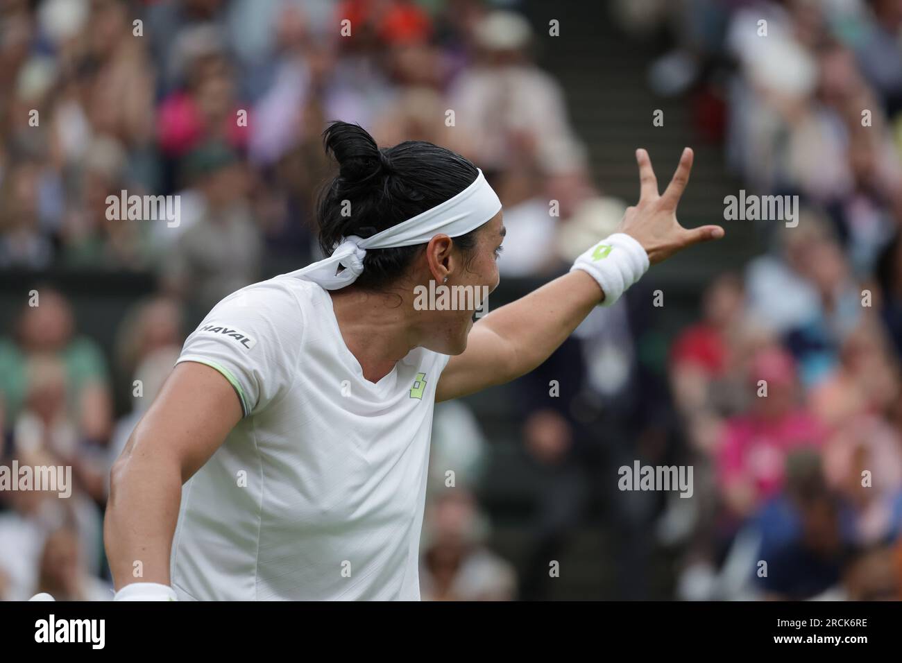 15 juillet 2023 ; All England Lawn tennis and Croquet Club, Londres, Angleterre : Tournoi de tennis de Wimbledon ; Match de finale en simple féminin, Marketa Vondrousova contre ONS Jabeur sur le court central ; ONS Jabeur gestes à ses entraîneurs Banque D'Images