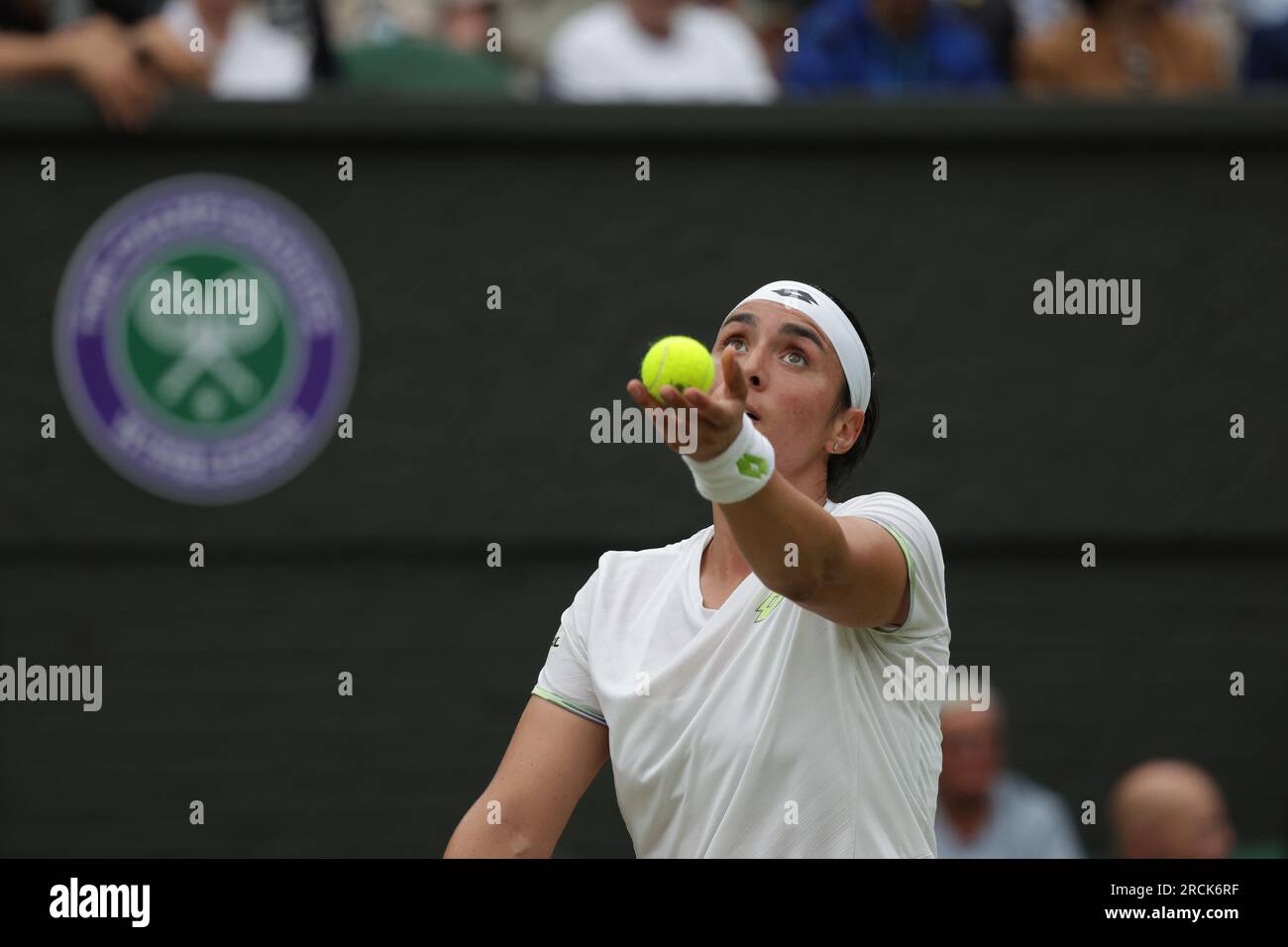 15 juillet 2023 ; All England Lawn tennis and Croquet Club, Londres, Angleterre : tournoi de tennis de Wimbledon ; finale en simple match des femmes, Marketa Vondrousova contre ONS Jabeur sur le court central ; ONS Jabeur revient Banque D'Images