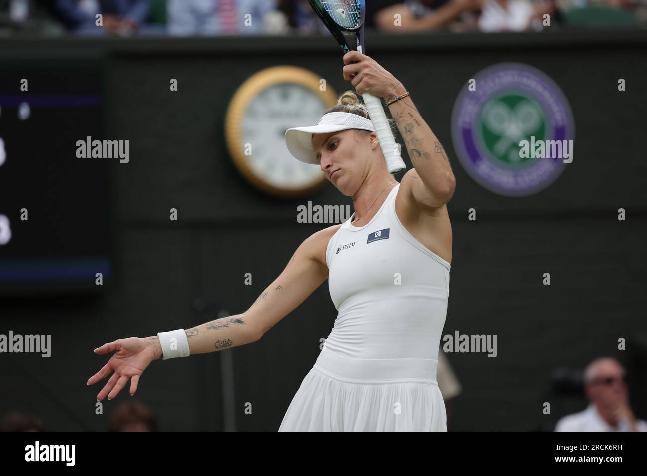 15 juillet 2023 ; All England Lawn tennis and Croquet Club, Londres, Angleterre : Tournoi de tennis de Wimbledon ; Match de finale en simple féminin, Marketa Vondrousova contre ONS Jabeur sur le court central ; Marketa Vondrousova hits reviennent longtemps Banque D'Images