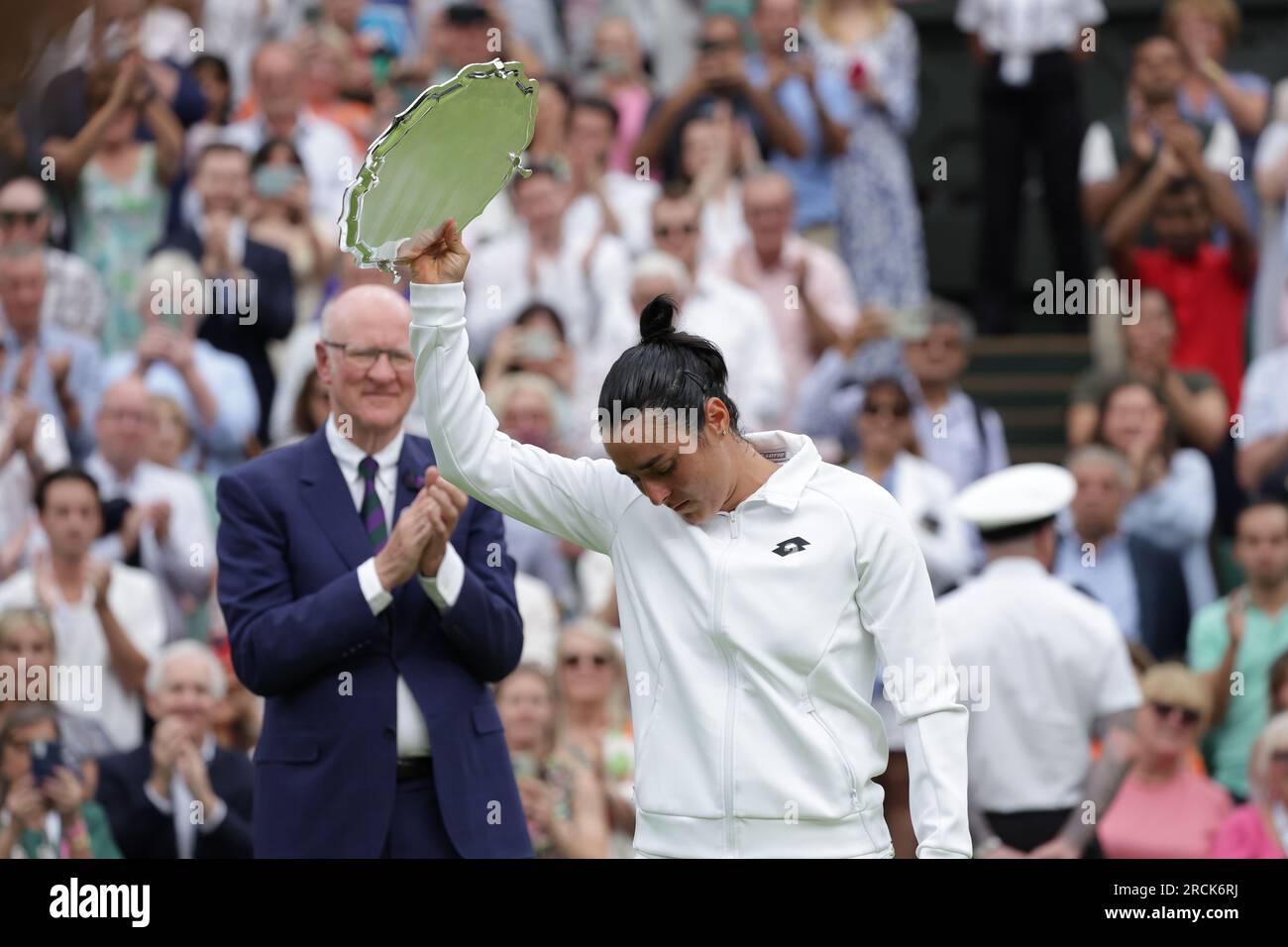15 juillet 2023 ; All England Lawn tennis and Croquet Club, Londres, Angleterre : tournoi de tennis de Wimbledon ; Un déjected ONS Jabeur (TUN) soulève le finaliste après avoir perdu deux sets contre Marketa Vondrousova (CZE) Banque D'Images