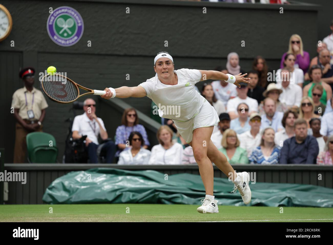 15 juillet 2023 ; All England Lawn tennis and Croquet Club, Londres, Angleterre : tournoi de tennis de Wimbledon ; finale en simple match des femmes, Marketa Vondrousova contre ONS Jabeur sur le court central ; ONS Jabeur revient Banque D'Images