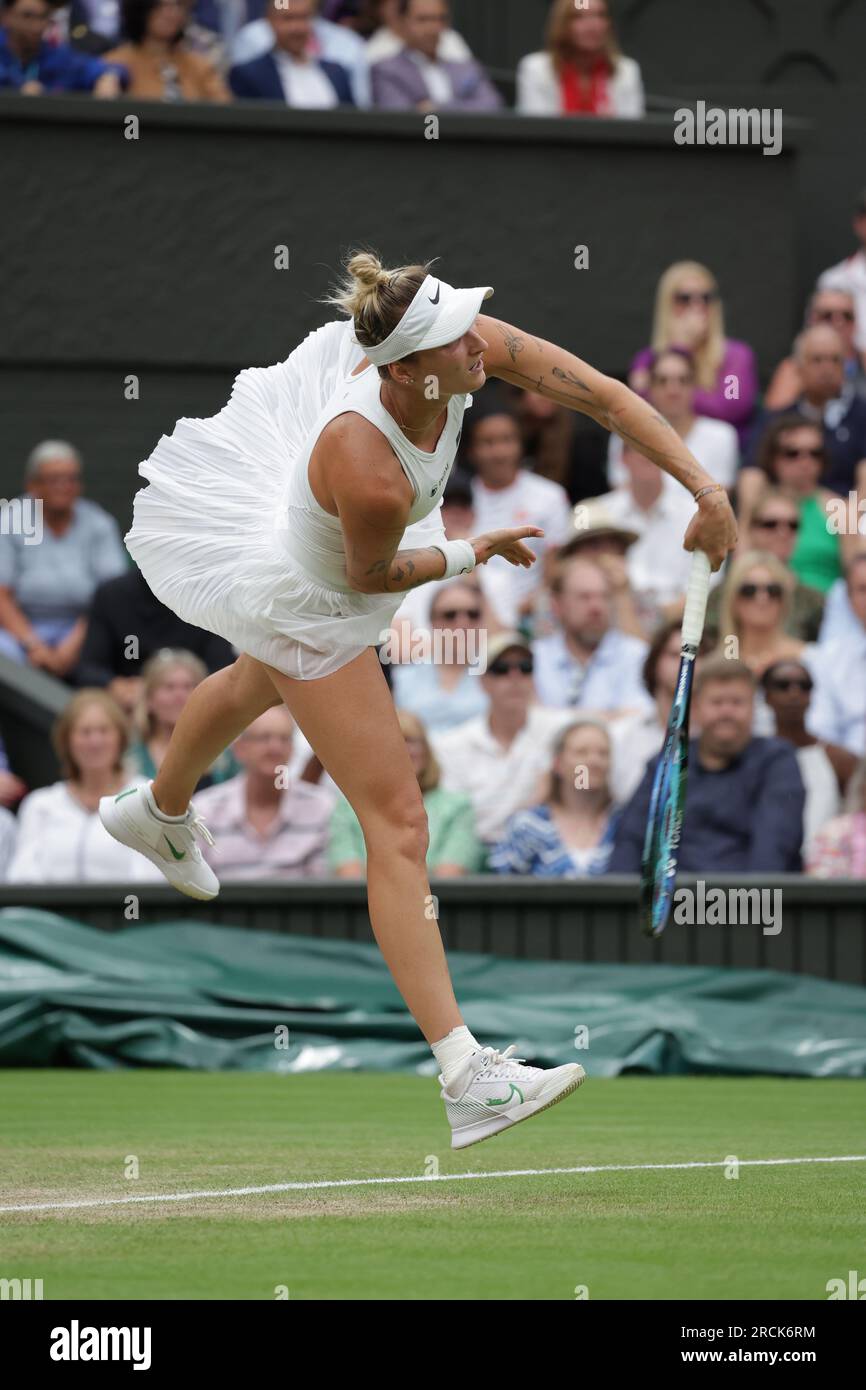 15 juillet 2023 ; All England Lawn tennis and Croquet Club, Londres, Angleterre : tournoi de tennis de Wimbledon ; finale en simple match des femmes, Marketa Vondrousova contre ONS Jabeur sur le court central ; Marketa Vondrousova sert Banque D'Images
