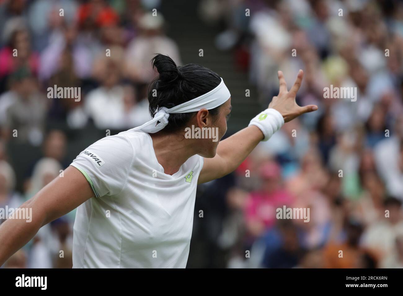 15 juillet 2023 ; All England Lawn tennis and Croquet Club, Londres, Angleterre : Tournoi de tennis de Wimbledon ; Match de finale en simple féminin, Marketa Vondrousova contre ONS Jabeur sur le court central ; ONS Jabeur gestes à ses entraîneurs Banque D'Images