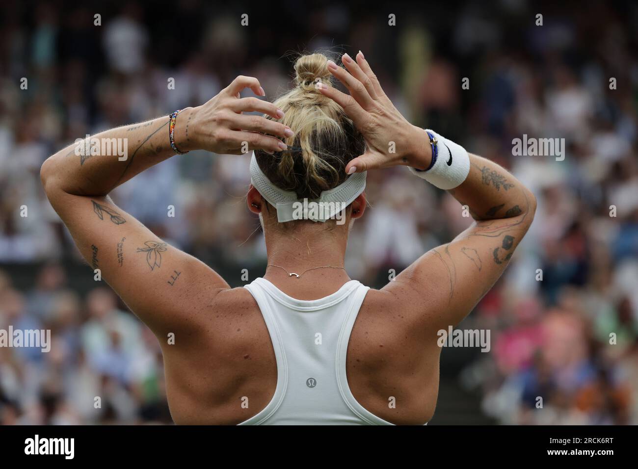 15 juillet 2023 ; All England Lawn tennis and Croquet Club, Londres, Angleterre : Tournoi de tennis de Wimbledon ; Match de finale en simple féminin, Marketa Vondrousova contre ONS Jabeur sur le court central ; Marketa Vondrousova ajuste ses poignées de cheveux Banque D'Images