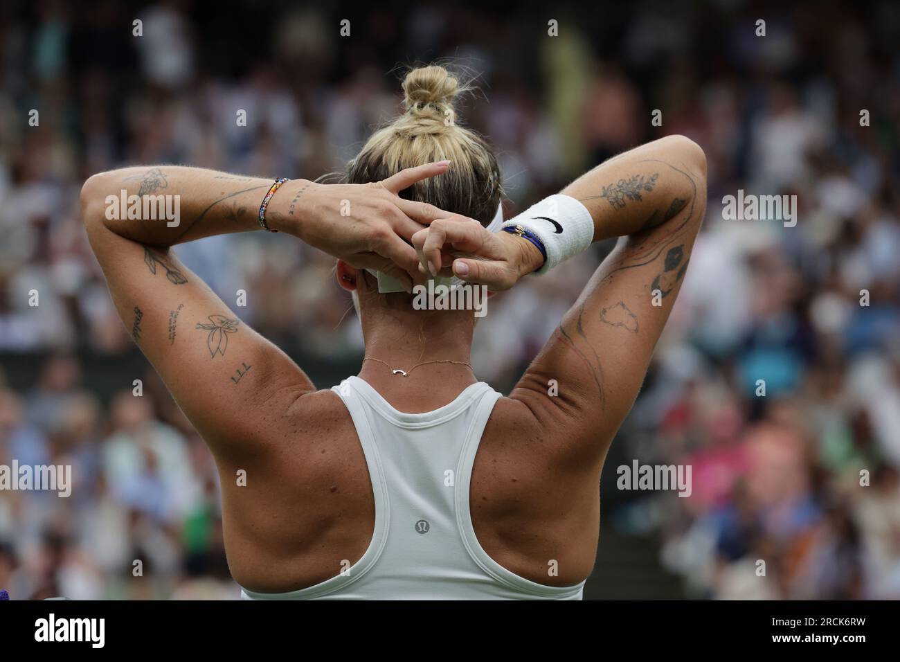 15 juillet 2023 ; All England Lawn tennis and Croquet Club, Londres, Angleterre : Tournoi de tennis de Wimbledon ; Match de finale en simple féminin, Marketa Vondrousova contre ONS Jabeur sur le court central ; Marketa Vondrousova ajuste ses poignées de cheveux Banque D'Images