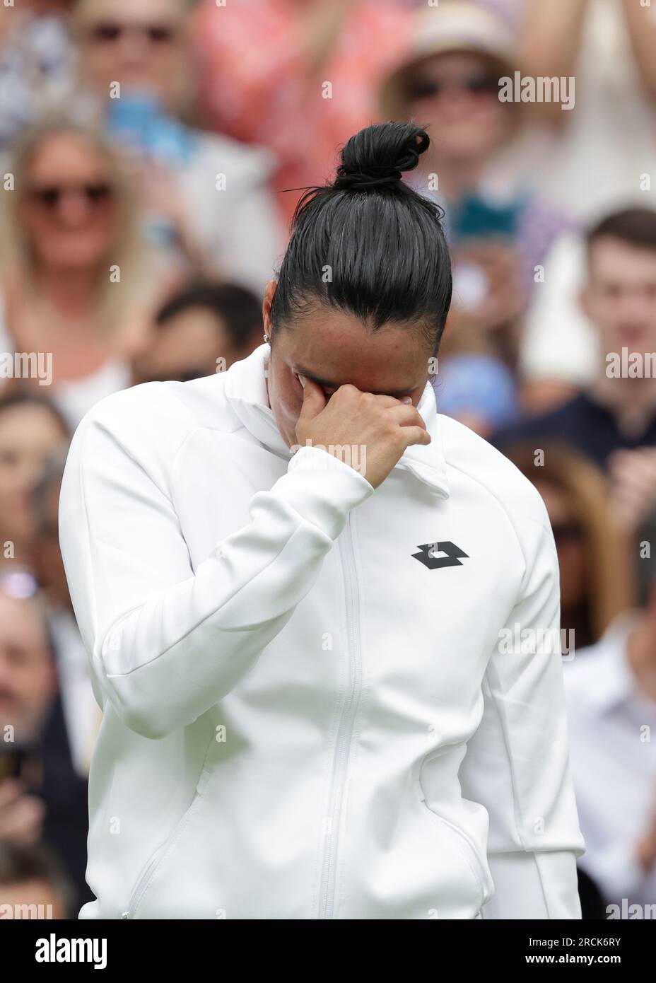 15 juillet 2023 ; All England Lawn tennis and Croquet Club, Londres, Angleterre : Tournoi de tennis de Wimbledon ; Un déprimé ONS Jabeur (TUN) après avoir perdu deux sets contre Marketa Vondrousova (CZE) Banque D'Images
