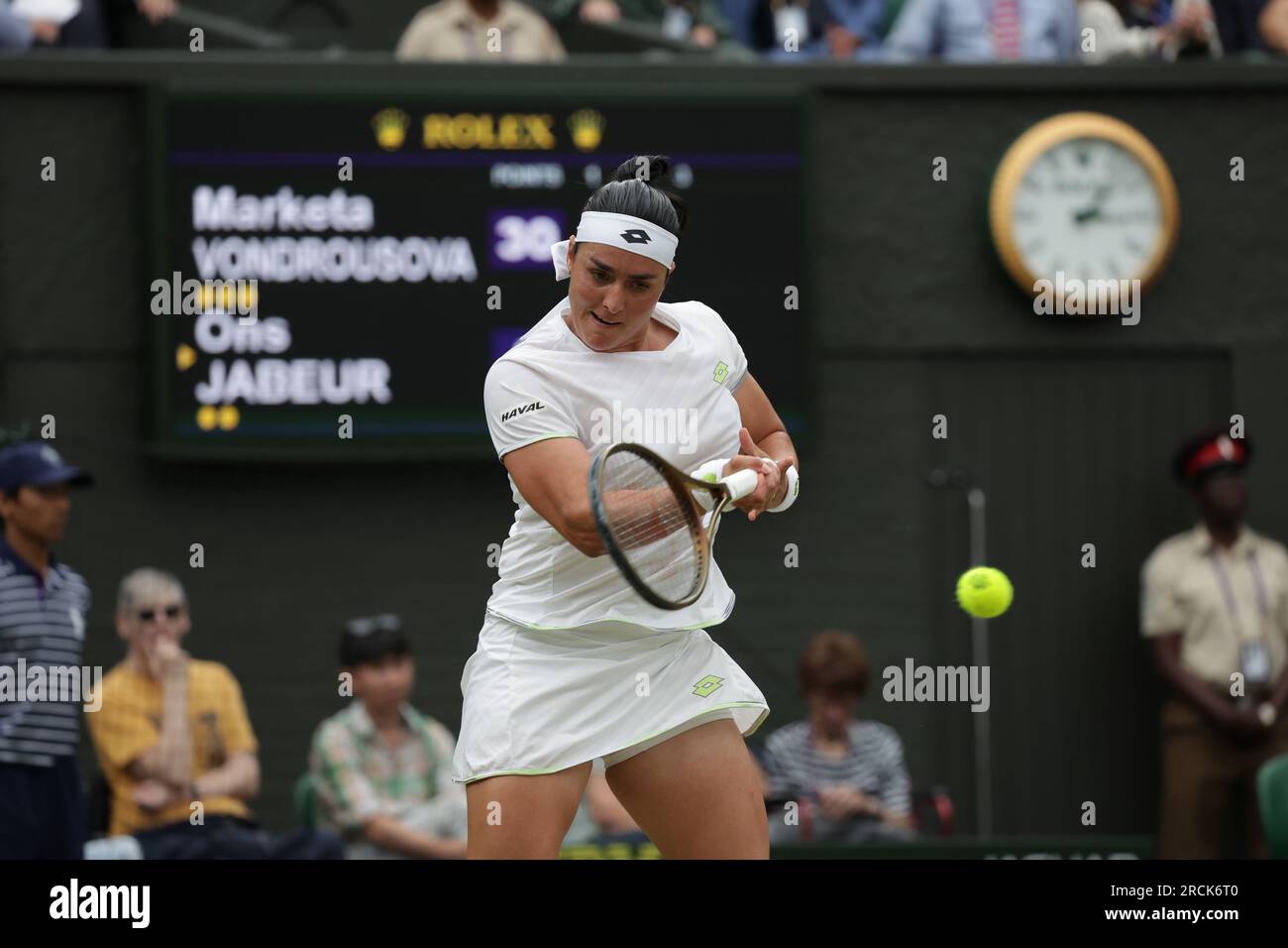15 juillet 2023 ; All England Lawn tennis and Croquet Club, Londres, Angleterre : tournoi de tennis de Wimbledon ; finale en simple match des femmes, Marketa Vondrousova contre ONS Jabeur sur le court central ; ONS Jabeur revient Banque D'Images
