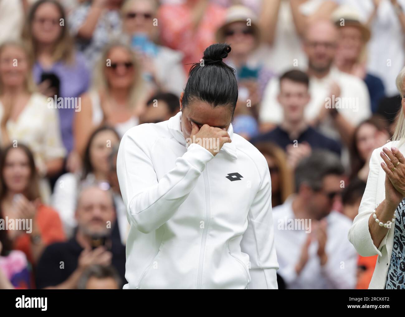 15 juillet 2023 ; All England Lawn tennis and Croquet Club, Londres, Angleterre : Tournoi de tennis de Wimbledon ; Un déprimé ONS Jabeur (TUN) après avoir perdu deux sets contre Marketa Vondrousova (CZE) Banque D'Images