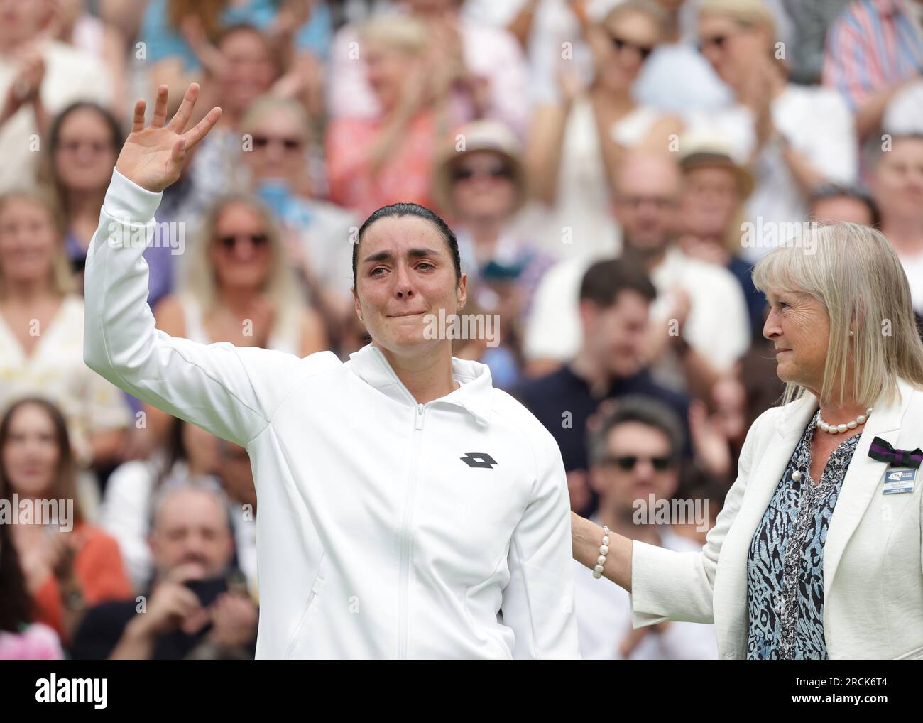 15 juillet 2023 ; All England Lawn tennis and Croquet Club, Londres, Angleterre : Tournoi de tennis de Wimbledon ; Un déprimé ONS Jabeur (TUN) après avoir perdu deux sets contre Marketa Vondrousova (CZE) Banque D'Images