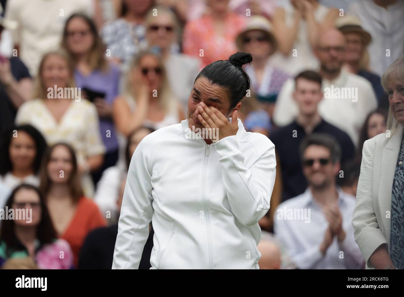 15 juillet 2023 ; All England Lawn tennis and Croquet Club, Londres, Angleterre : Tournoi de tennis de Wimbledon ; Un déprimé ONS Jabeur (TUN) après avoir perdu deux sets contre Marketa Vondrousova (CZE) Banque D'Images