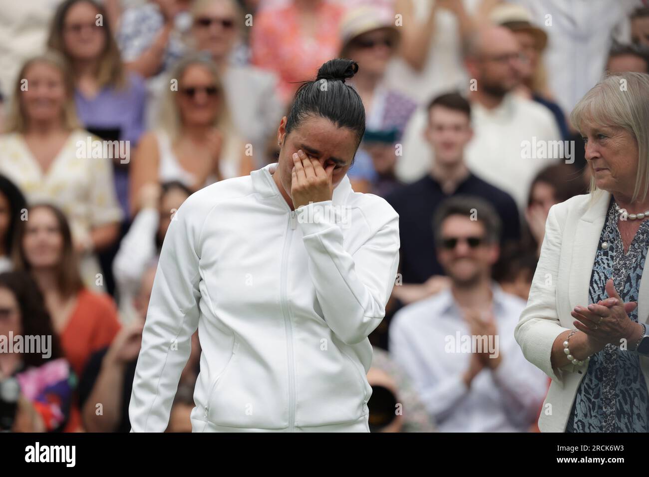 15 juillet 2023 ; All England Lawn tennis and Croquet Club, Londres, Angleterre : Tournoi de tennis de Wimbledon ; Un déprimé ONS Jabeur (TUN) après avoir perdu deux sets contre Marketa Vondrousova (CZE) Banque D'Images