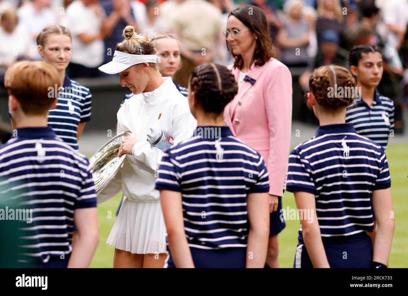 Marketa Vondrousova célèbre avec le plat venus Rosewater après la victoire contre ONS Jabeur lors de la finale en simple féminine le 13e jour des Championnats de Wimbledon 2023 au All England Lawn tennis and Croquet Club à Wimbledon. Date de la photo : Samedi 15 juillet 2023. Banque D'Images