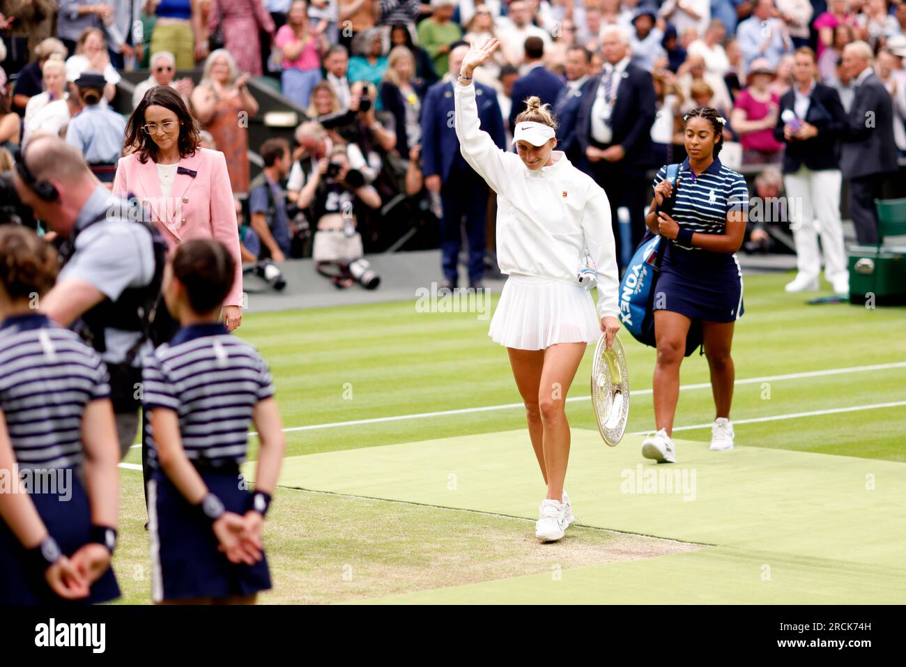 Marketa Vondrousova célèbre avec le plat venus Rosewater après la victoire contre ONS Jabeur lors de la finale en simple féminine le 13e jour des Championnats de Wimbledon 2023 au All England Lawn tennis and Croquet Club à Wimbledon. Date de la photo : Samedi 15 juillet 2023. Banque D'Images