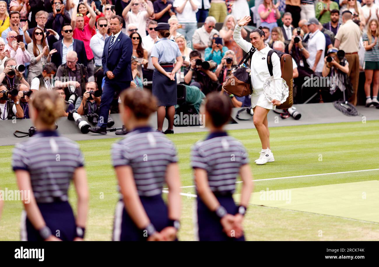 ONS Jabeur apparaît déprimé après la défaite en finale du Ladies' Singles face à Marketa Vondrousova le 13e jour des Championnats de Wimbledon 2023 au All England Lawn tennis and Croquet Club à Wimbledon. Date de la photo : Samedi 15 juillet 2023. Banque D'Images