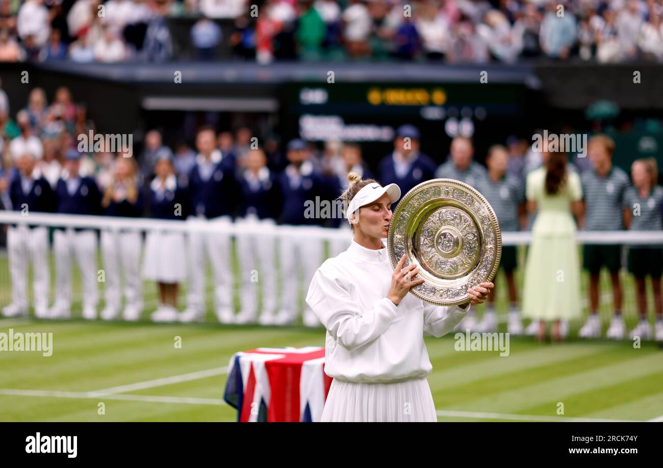 Marketa Vondrousova célèbre avec le plat venus Rosewater après la victoire contre ONS Jabeur lors de la finale en simple féminine le 13e jour des Championnats de Wimbledon 2023 au All England Lawn tennis and Croquet Club à Wimbledon. Date de la photo : Samedi 15 juillet 2023. Banque D'Images