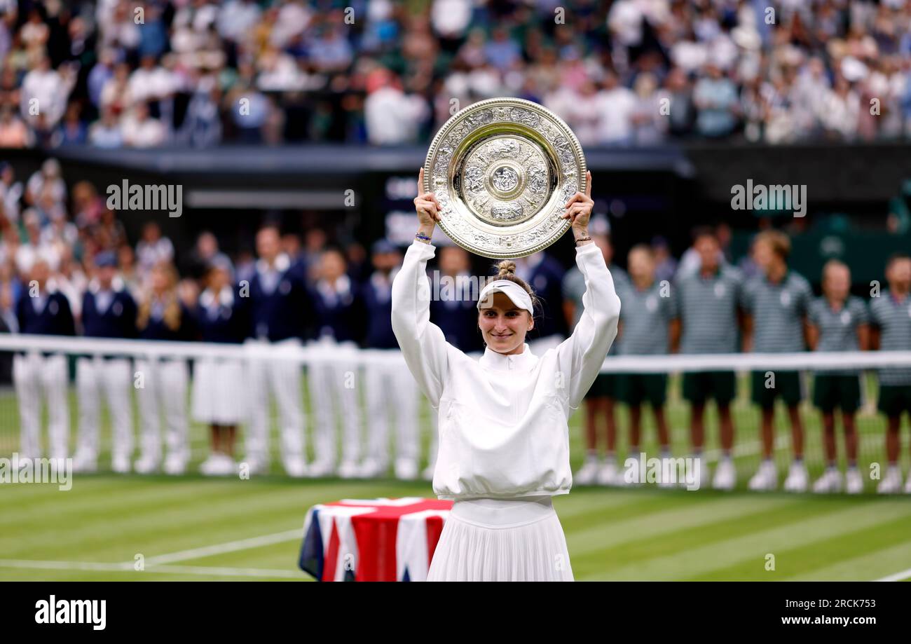 Marketa Vondrousova célèbre avec le plat venus Rosewater après la victoire contre ONS Jabeur lors de la finale en simple féminine le 13e jour des Championnats de Wimbledon 2023 au All England Lawn tennis and Croquet Club à Wimbledon. Date de la photo : Samedi 15 juillet 2023. Banque D'Images