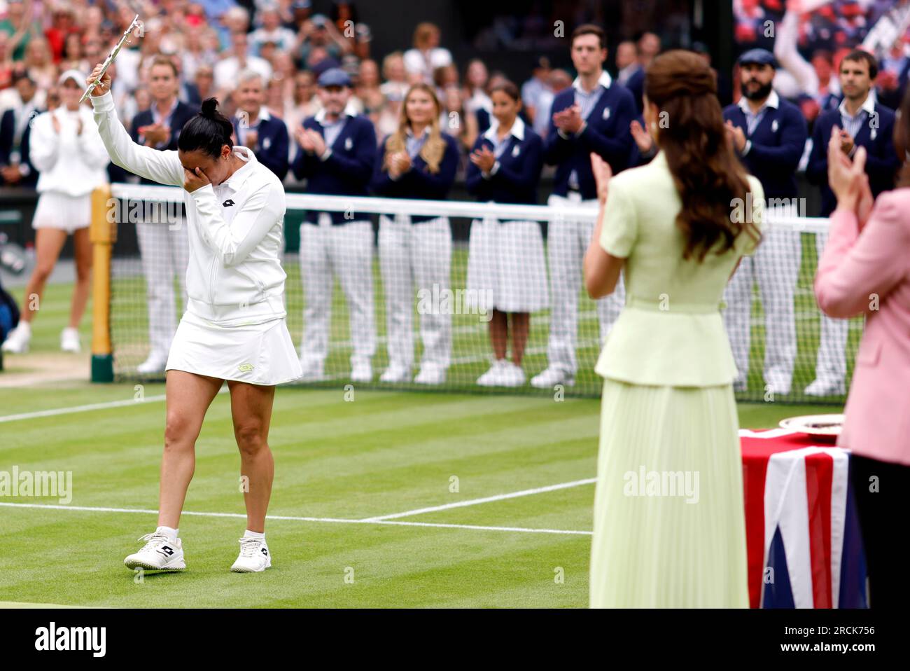 ONS Jabeur apparaît déprimé après la défaite en finale du Ladies' Singles face à Marketa Vondrousova le 13e jour des Championnats de Wimbledon 2023 au All England Lawn tennis and Croquet Club à Wimbledon. Date de la photo : Samedi 15 juillet 2023. Banque D'Images