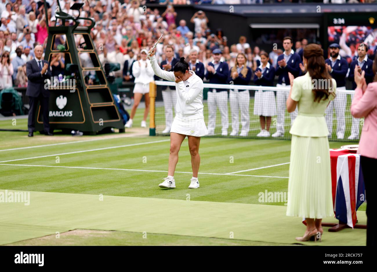 ONS Jabeur apparaît déprimé après la défaite en finale du Ladies' Singles face à Marketa Vondrousova le 13e jour des Championnats de Wimbledon 2023 au All England Lawn tennis and Croquet Club à Wimbledon. Date de la photo : Samedi 15 juillet 2023. Banque D'Images